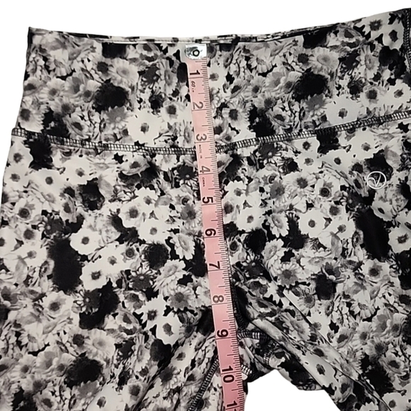 3/$15 Vogo Athletica Yoga Leggings Black & White Floral XS - Picture 5 of 6